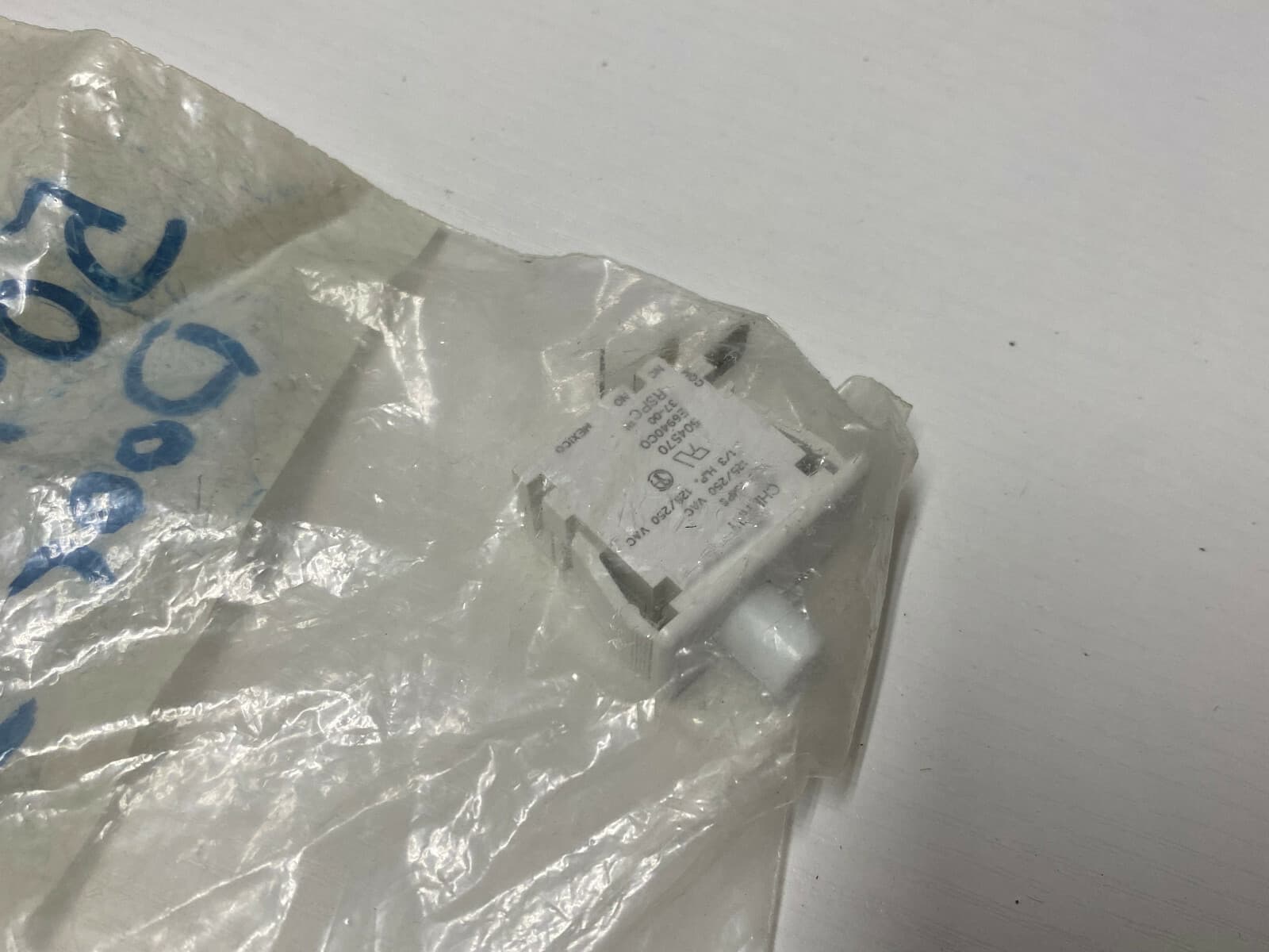 OEM Whirlpool  Door Switch 504570 — thumbnail 3