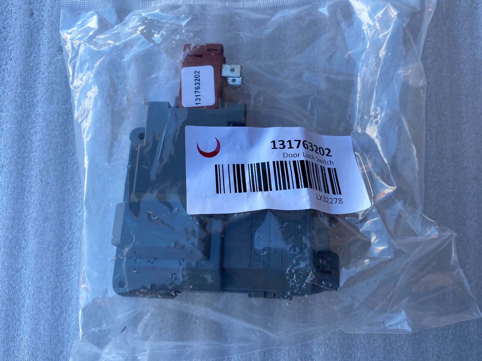 New Frigidaire Door Lock and Switch Assembly  131763202